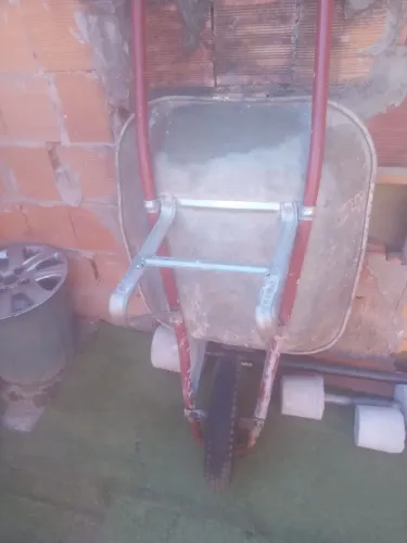 Vendo carrinho de mão com mamera de ar e pneu seminovos 100 reais