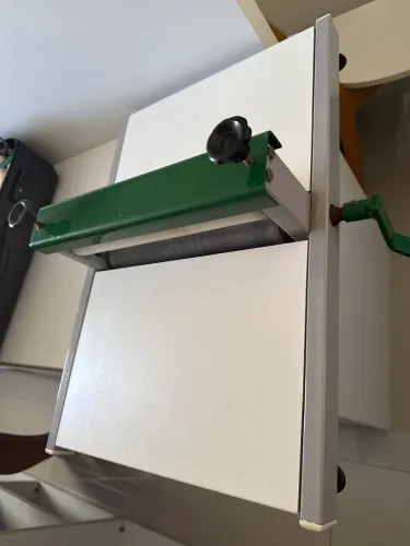máquina de corte e vinco ideal para forminhas de doces com diversas facas