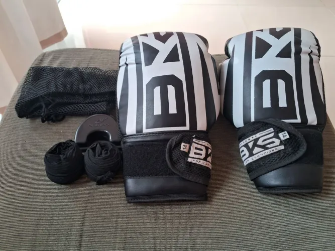 Luva de boxe com bandagem de 1,20m e protetor bucal e saco de boxe cheio