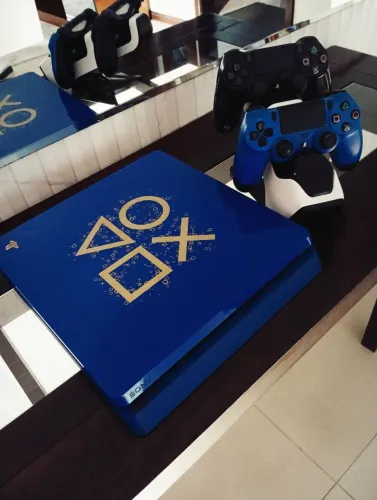 PlayStation 4 Slim 1TB Edição Limitada Days of Play + 2 Controles + GTA V
