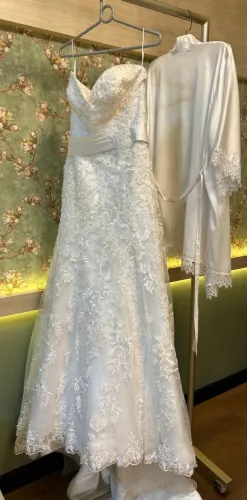 Vestido de noiva usado em ótimas condições, com rendado/bordado, mangas de renda e véu