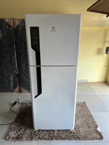 Vendo Geladeira Electrolux 431 litros frost free touch digital em ótimo estado Entrego