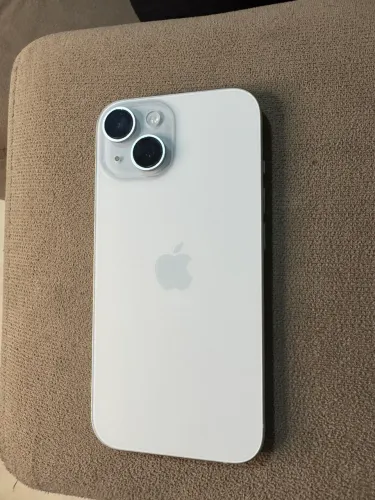 Iphone 15 azul sem marcas