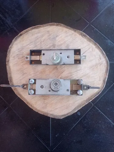 Duas fechaduras para porta de aço