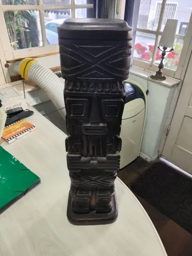 Estatueta antiga em madeira, vinda do Perú, documentada.