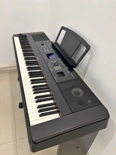 Yamaha DGX-670 - Piano Digital Completo | Excelente Estado
