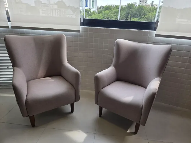 Poltronas Tok Stok, tecido impermeabilizado 