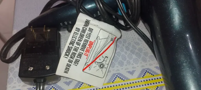 Secador importado, potente, leve e com plugue de proteção