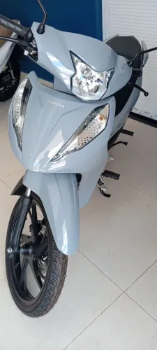 Biz 125 2027 zero km, com lançamento cinza.