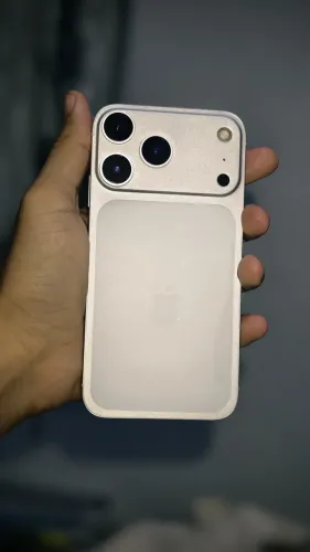 Xr na Carcaça do iPhone 17 pro max 