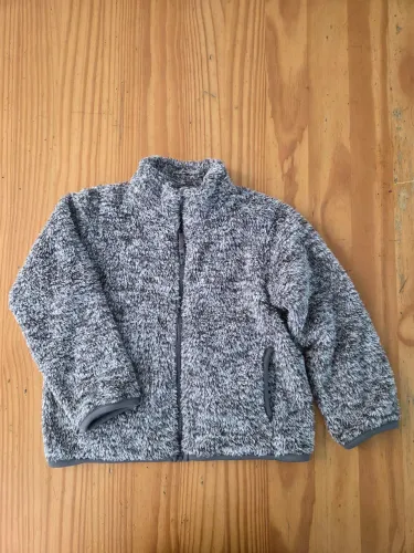 jaqueta uniqlo peluda cinza mescla 5-6 anos