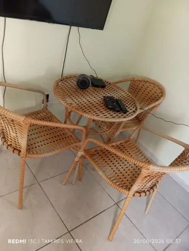 Vendo mesa de fibra sintética com 4 cadeiras em perfeitas condições
