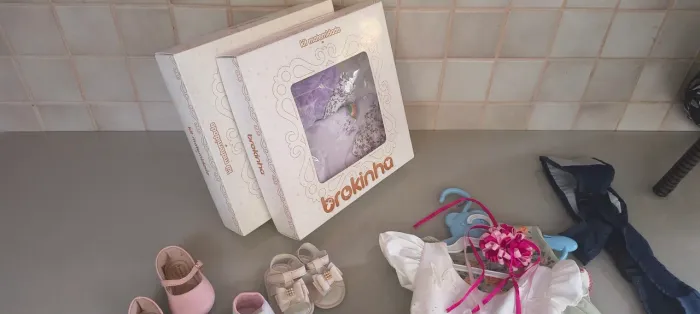 Roupas, sapatos e outros acessórios para bebê.