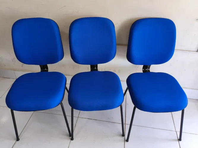 cadeira fixa azul no precinho p
