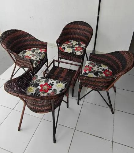 Jogo de Cadeira com Mesinha Novo