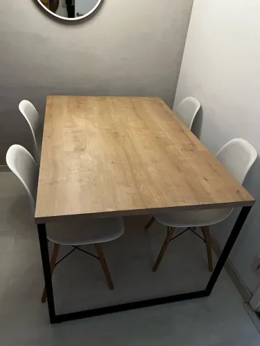 Mesa com 4 cadeiras. 