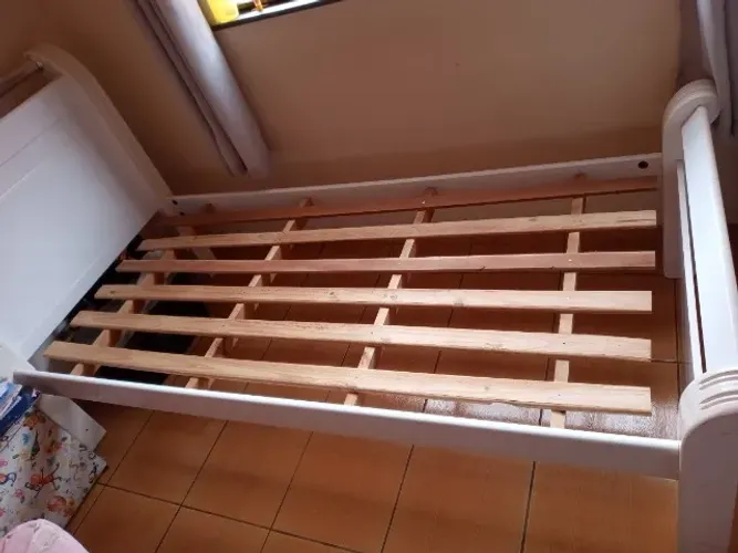 Cama de solteiro cor branca madeira