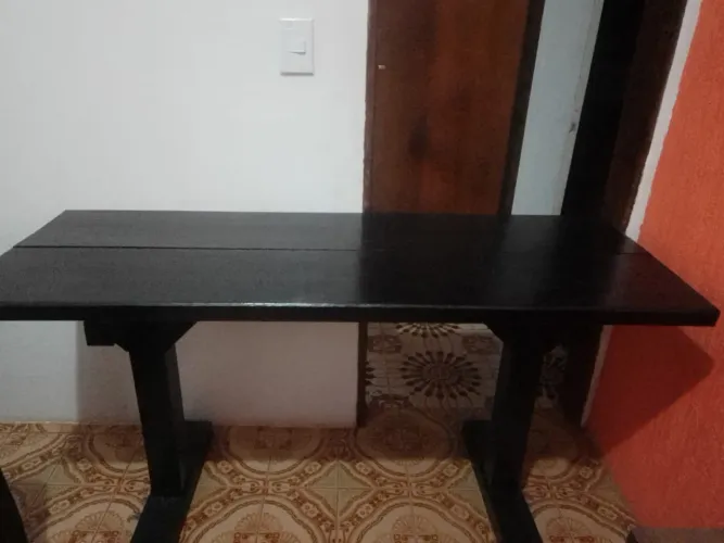 Mesa de madeira tipo aparador 