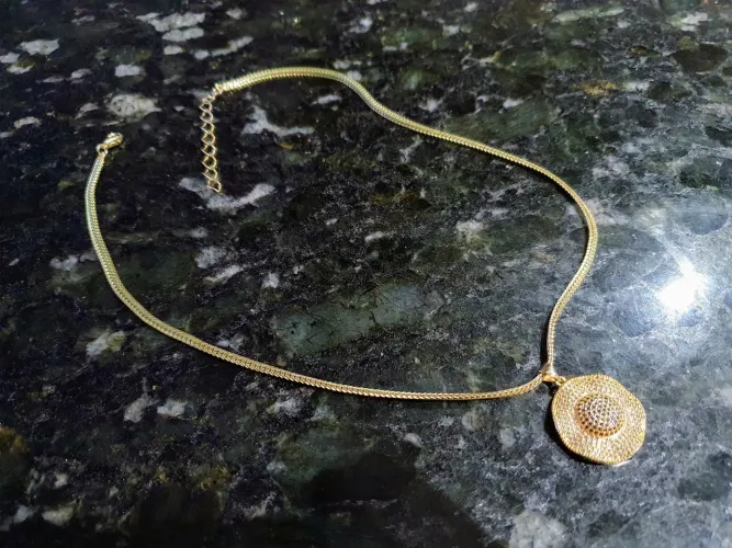 Colar Dourado com Pingente Detalhado