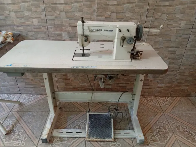 Máquina de costura zigzag e reta