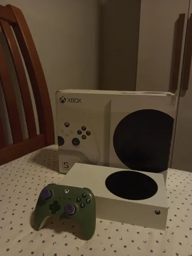 Vendo Xbox Series S ( GTA 6 VAI RODAR NELE) + Controle Semi Novo