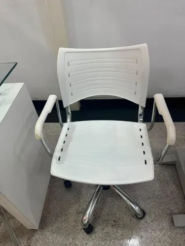 Cadeira giratória branca