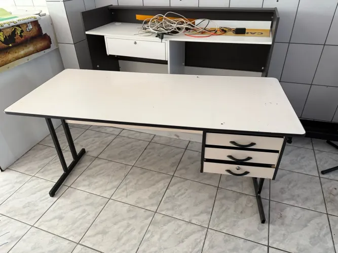 Mesa escritório com gavetas
