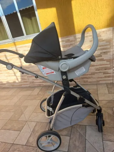 CARRINHO DE BEBÊ+ BEBÊ CONFORTO ( MUITO NOVO)
