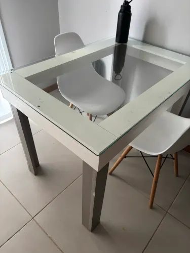 Mesa de vidro + 2 cadeiras- bom estado!