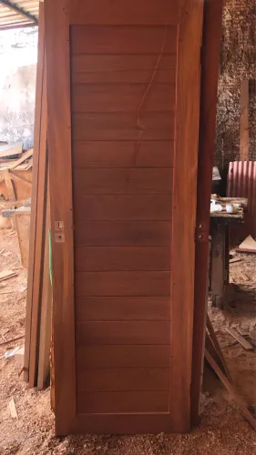 Porta em Madeira Maciça Jatobá - modelo Lambri