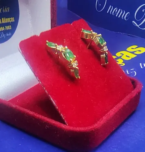 Brinco Pedras Pedra Esmeraldas e Diamantes Ouro 18 kilates Peso 2.85 Gramas Tamanho 20 mm