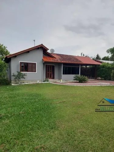 Velleda oferece belíssimo sítio em cond fechado em Águas Claras, com vista para a lagoa, e
