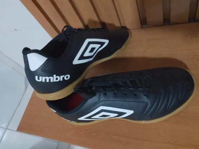 Chuteira umbro society novinha nunca usada. Original