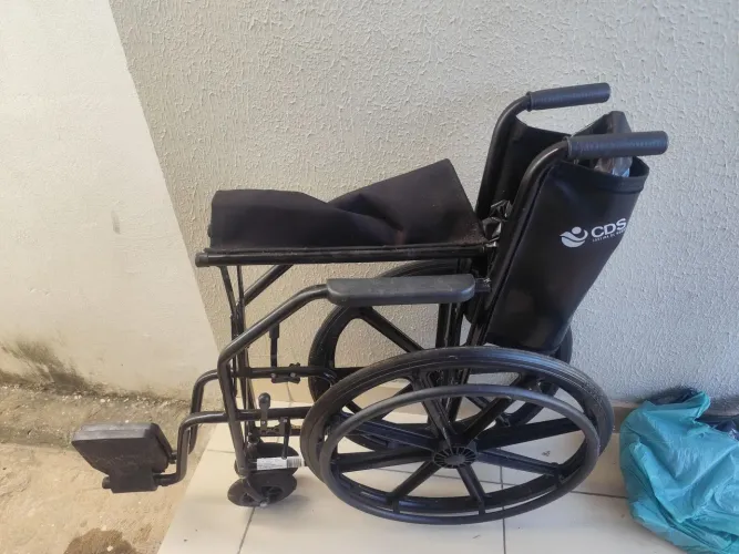 Vendo Cadeira de rodas dobrável 