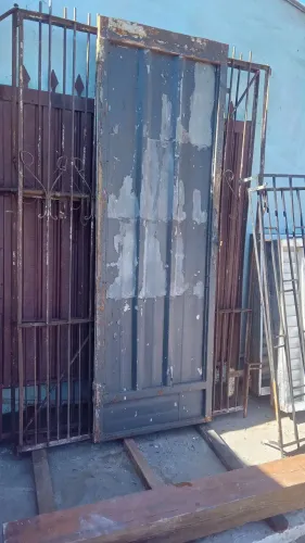 Portão fechado 68x1,98 chapa Grossa precisa de chumbador