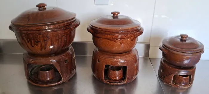 Panelas de barro esmaltadas com fogareiros.