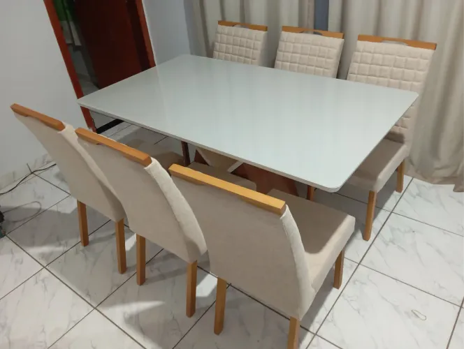 Mesa nova de madeira completa