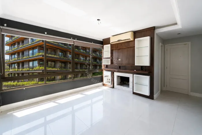 Apartamento semimobiliado para alugar no Petrópolis com 3 quartos (1 suíte)