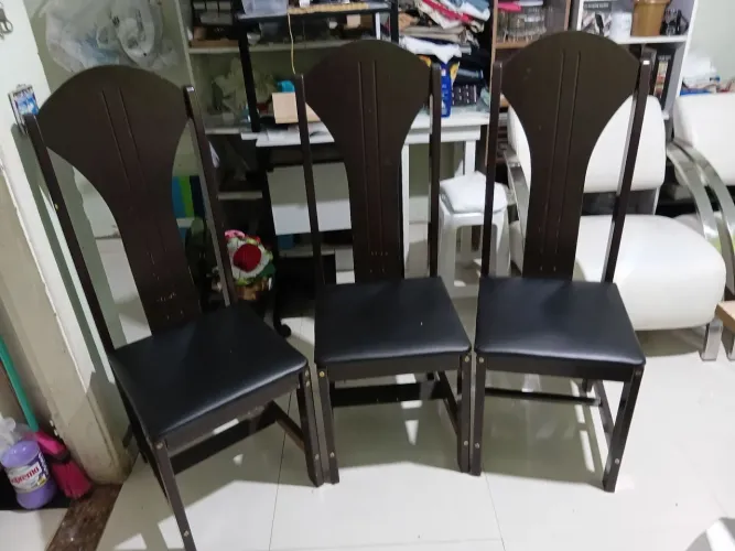 Três cadeiras estofadas em courvin 