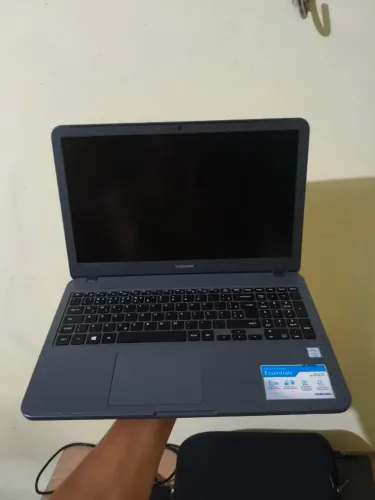 Carcaça do notebook Samsung (tela não funciona, placa queimada, teclado precisa ruim)