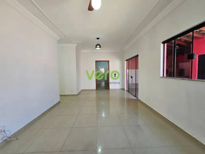 Casa Residencial com 3 dormitórios para alugar, 150 m² por R$ 3.014/mês - Parque Novo Mund