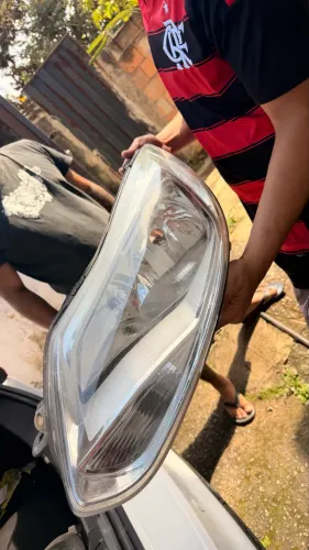 Farol Ford focus lado esquerdo 