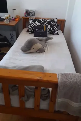 Cama de solteiro em madeira