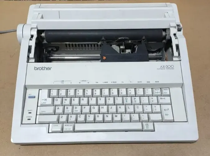 Máquina de Escrever Eletrônica Brother AX-300 220V Vintage