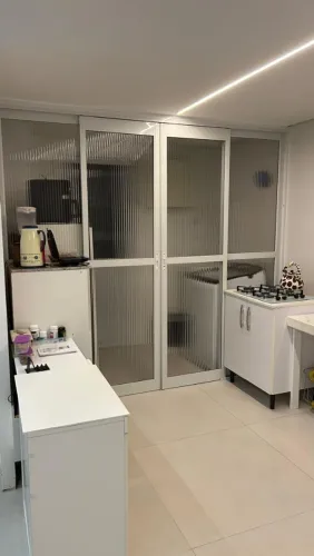 Divisória em alumínio e vidro canelado