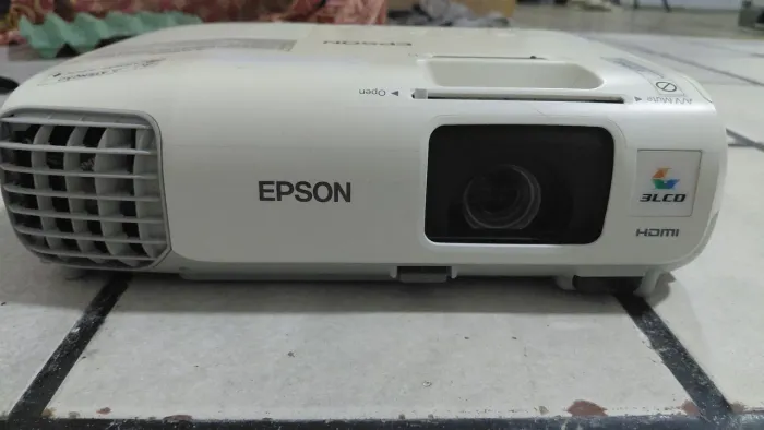 Projetor epson para copa de futebol e de cortesia dou uma tela de 3x 2 metros
