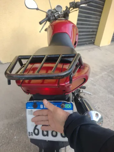 Vende-se uma moto fazer 2006