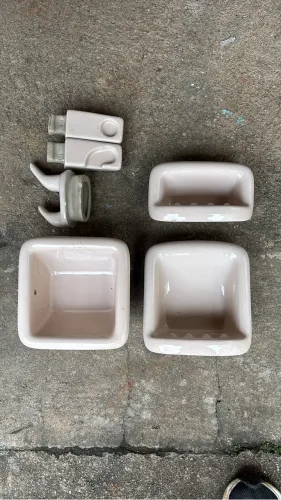 Kit acessórios em louça para banheiro. 6 peças. Marca: Icasa. Cor: Palha