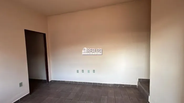 Casa com 2 Quarto(s) e 1 banheiro(s) para Alugar, 10 m² por R$ 1380 / Mês