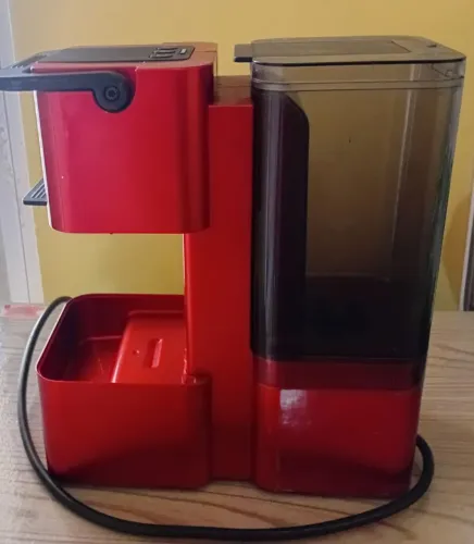 FUNCIONANDO Cafeteira três coracoes FUNCIONANDO em cápsula 